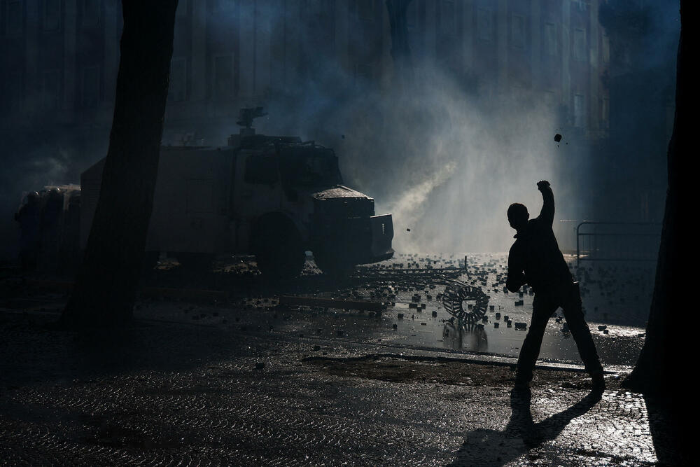 <p>Protest je postao nasilan kad je grupa maskiranih mladih ljudi počela da gađa kamenjem pripadnike policije za razbijanje demonstracija, koji su uzvratili šok-bombama, suzavcem i vodenim topovima</p>
