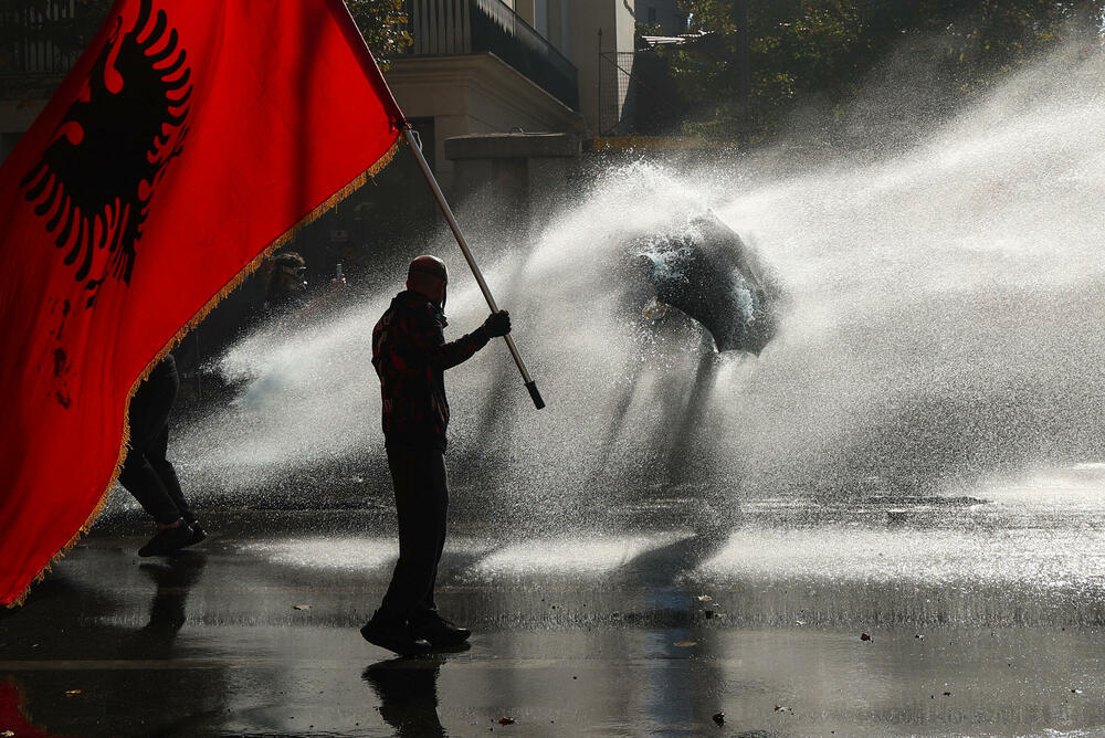 <p>Protest je postao nasilan kad je grupa maskiranih mladih ljudi počela da gađa kamenjem pripadnike policije za razbijanje demonstracija, koji su uzvratili šok-bombama, suzavcem i vodenim topovima</p>