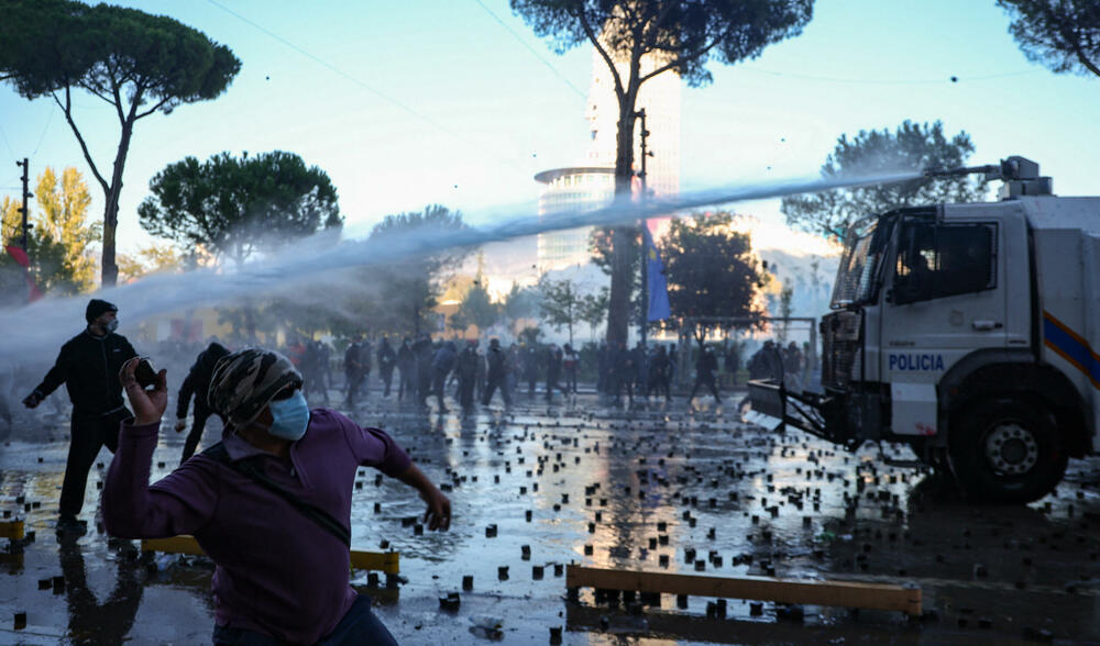 <p>Protest je postao nasilan kad je grupa maskiranih mladih ljudi počela da gađa kamenjem pripadnike policije za razbijanje demonstracija, koji su uzvratili šok-bombama, suzavcem i vodenim topovima</p>