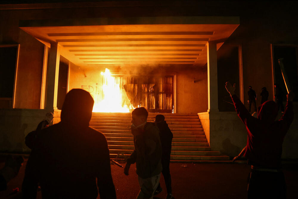 <p>Protest je postao nasilan kad je grupa maskiranih mladih ljudi počela da gađa kamenjem pripadnike policije za razbijanje demonstracija, koji su uzvratili šok-bombama, suzavcem i vodenim topovima</p>