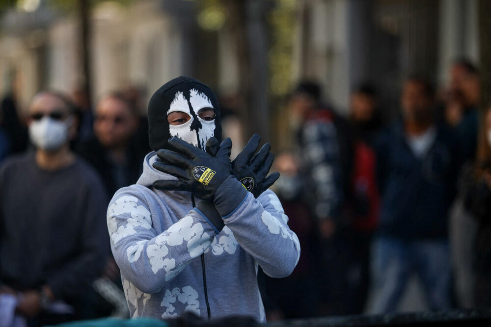 <p>Protest je postao nasilan kad je grupa maskiranih mladih ljudi počela da gađa kamenjem pripadnike policije za razbijanje demonstracija, koji su uzvratili šok-bombama, suzavcem i vodenim topovima</p>