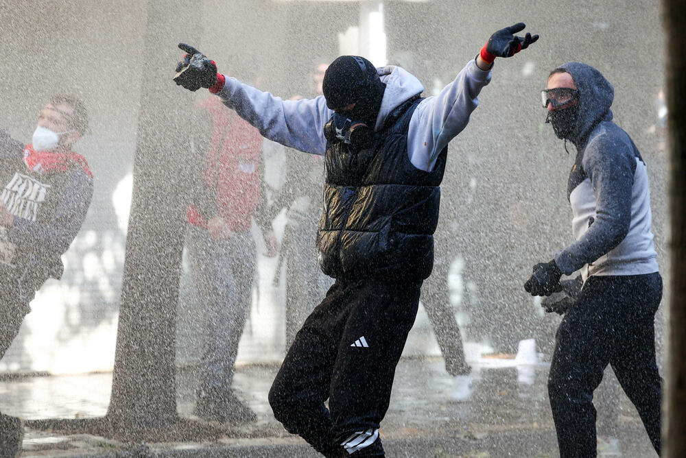 <p>Protest je postao nasilan kad je grupa maskiranih mladih ljudi počela da gađa kamenjem pripadnike policije za razbijanje demonstracija, koji su uzvratili šok-bombama, suzavcem i vodenim topovima</p>