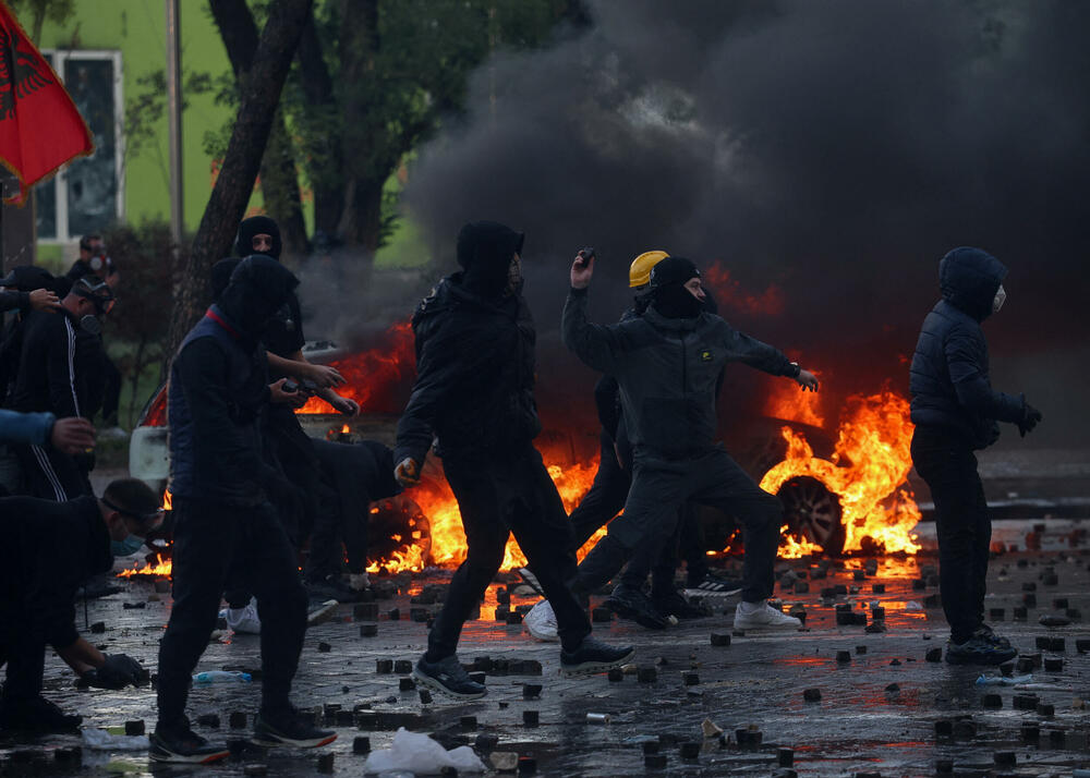 <p>Protest je postao nasilan kad je grupa maskiranih mladih ljudi počela da gađa kamenjem pripadnike policije za razbijanje demonstracija, koji su uzvratili šok-bombama, suzavcem i vodenim topovima</p>