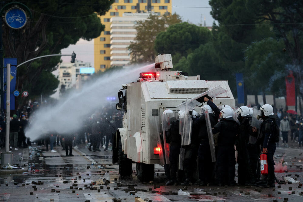 <p>Protest je postao nasilan kad je grupa maskiranih mladih ljudi počela da gađa kamenjem pripadnike policije za razbijanje demonstracija, koji su uzvratili šok-bombama, suzavcem i vodenim topovima</p>