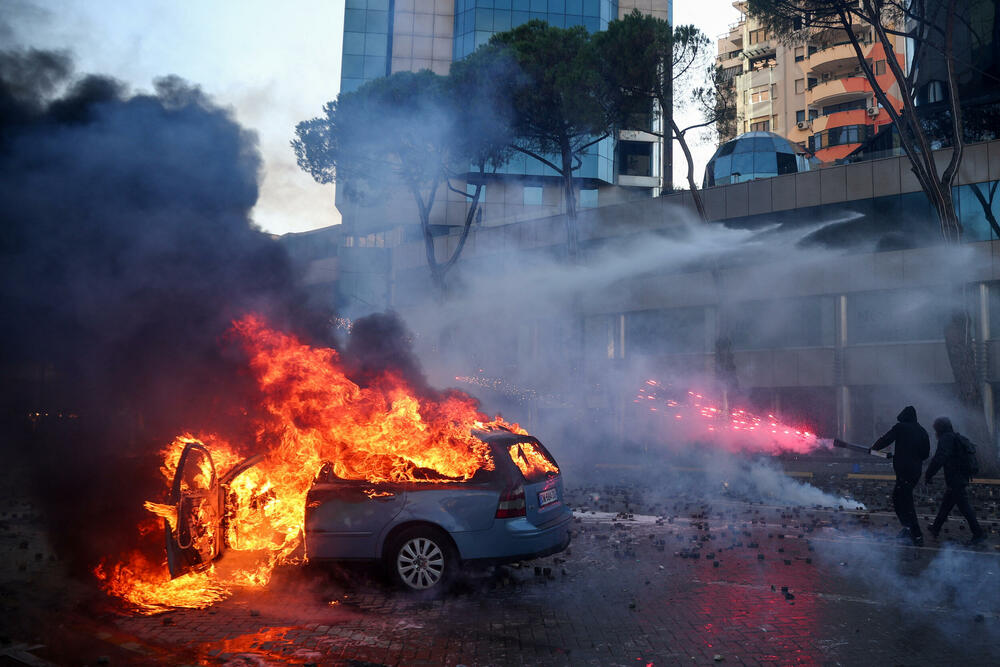 <p>Protest je postao nasilan kad je grupa maskiranih mladih ljudi počela da gađa kamenjem pripadnike policije za razbijanje demonstracija, koji su uzvratili šok-bombama, suzavcem i vodenim topovima</p>