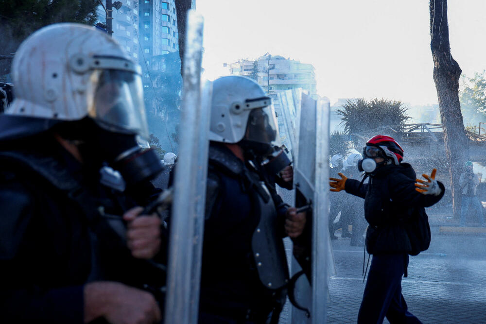<p>Protest je postao nasilan kad je grupa maskiranih mladih ljudi počela da gađa kamenjem pripadnike policije za razbijanje demonstracija, koji su uzvratili šok-bombama, suzavcem i vodenim topovima</p>