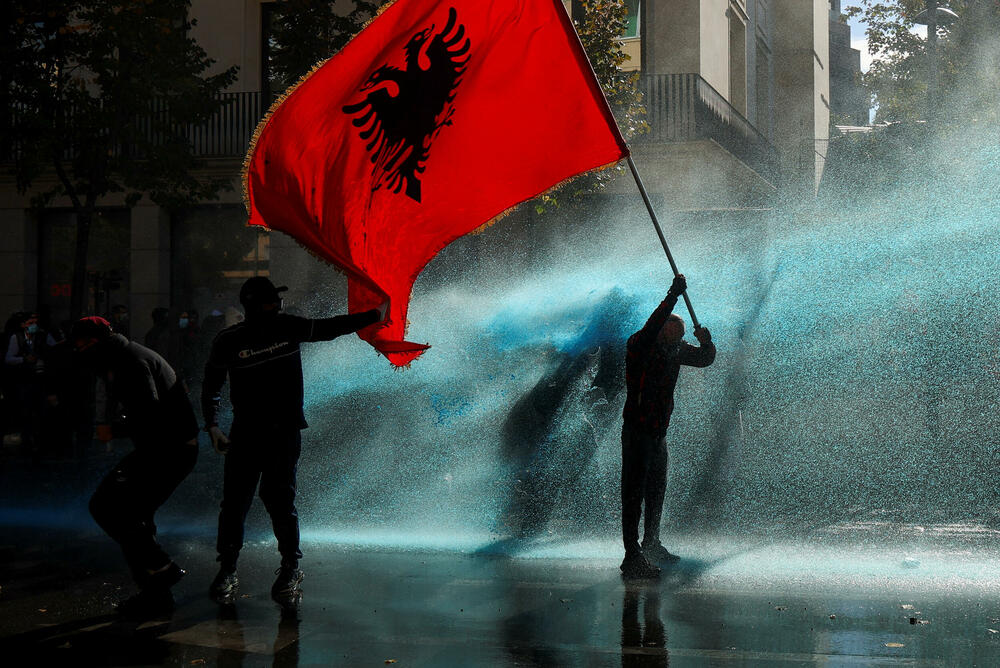 <p>Protest je postao nasilan kad je grupa maskiranih mladih ljudi počela da gađa kamenjem pripadnike policije za razbijanje demonstracija, koji su uzvratili šok-bombama, suzavcem i vodenim topovima</p>