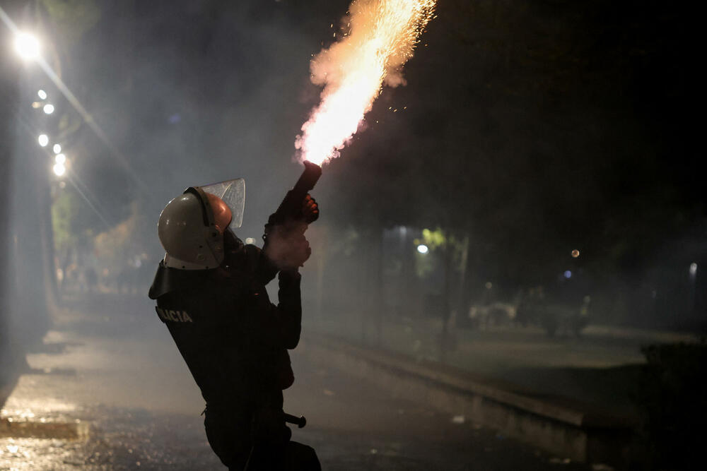 <p>Protest je postao nasilan kad je grupa maskiranih mladih ljudi počela da gađa kamenjem pripadnike policije za razbijanje demonstracija, koji su uzvratili šok-bombama, suzavcem i vodenim topovima</p>