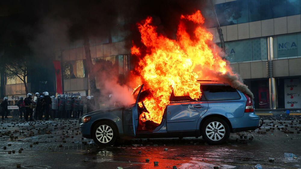 <p>Protest je postao nasilan kad je grupa maskiranih mladih ljudi počela da gađa kamenjem pripadnike policije za razbijanje demonstracija, koji su uzvratili šok-bombama, suzavcem i vodenim topovima</p>