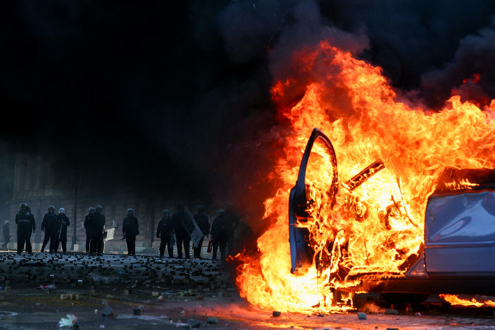 <p>Protest je postao nasilan kad je grupa maskiranih mladih ljudi počela da gađa kamenjem pripadnike policije za razbijanje demonstracija, koji su uzvratili šok-bombama, suzavcem i vodenim topovima</p>
