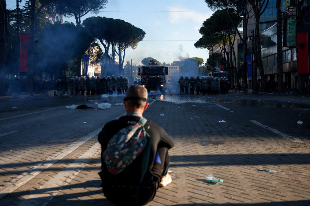 <p>Protest je postao nasilan kad je grupa maskiranih mladih ljudi počela da gađa kamenjem pripadnike policije za razbijanje demonstracija, koji su uzvratili šok-bombama, suzavcem i vodenim topovima</p>