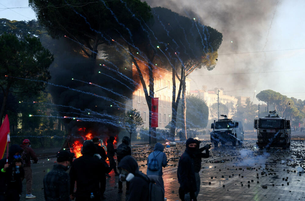 <p>Protest je postao nasilan kad je grupa maskiranih mladih ljudi počela da gađa kamenjem pripadnike policije za razbijanje demonstracija, koji su uzvratili šok-bombama, suzavcem i vodenim topovima</p>