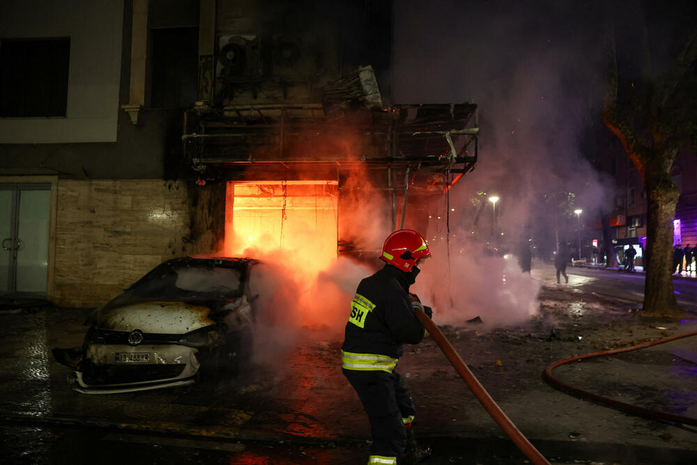 <p>Protest je postao nasilan kad je grupa maskiranih mladih ljudi počela da gađa kamenjem pripadnike policije za razbijanje demonstracija, koji su uzvratili šok-bombama, suzavcem i vodenim topovima</p>