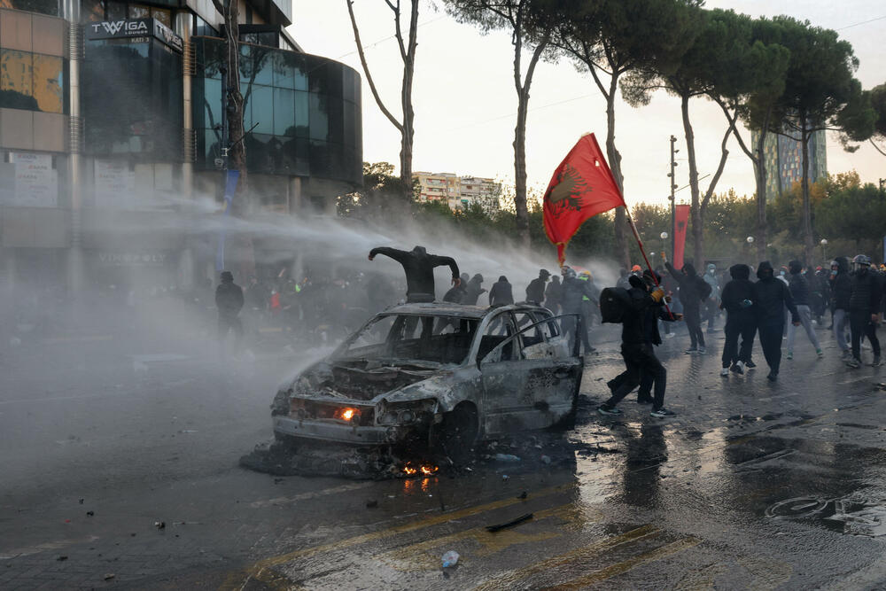 <p>Protest je postao nasilan kad je grupa maskiranih mladih ljudi počela da gađa kamenjem pripadnike policije za razbijanje demonstracija, koji su uzvratili šok-bombama, suzavcem i vodenim topovima</p>
