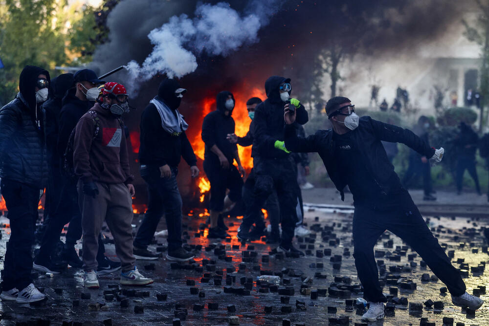 <p>Protest je postao nasilan kad je grupa maskiranih mladih ljudi počela da gađa kamenjem pripadnike policije za razbijanje demonstracija, koji su uzvratili šok-bombama, suzavcem i vodenim topovima</p>