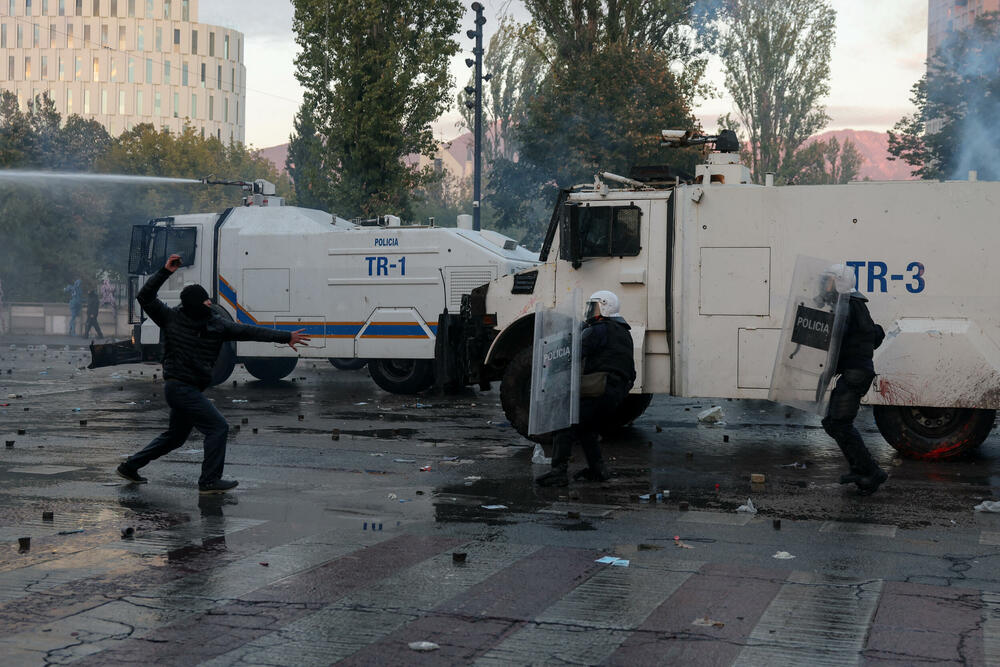 <p>Protest je postao nasilan kad je grupa maskiranih mladih ljudi počela da gađa kamenjem pripadnike policije za razbijanje demonstracija, koji su uzvratili šok-bombama, suzavcem i vodenim topovima</p>