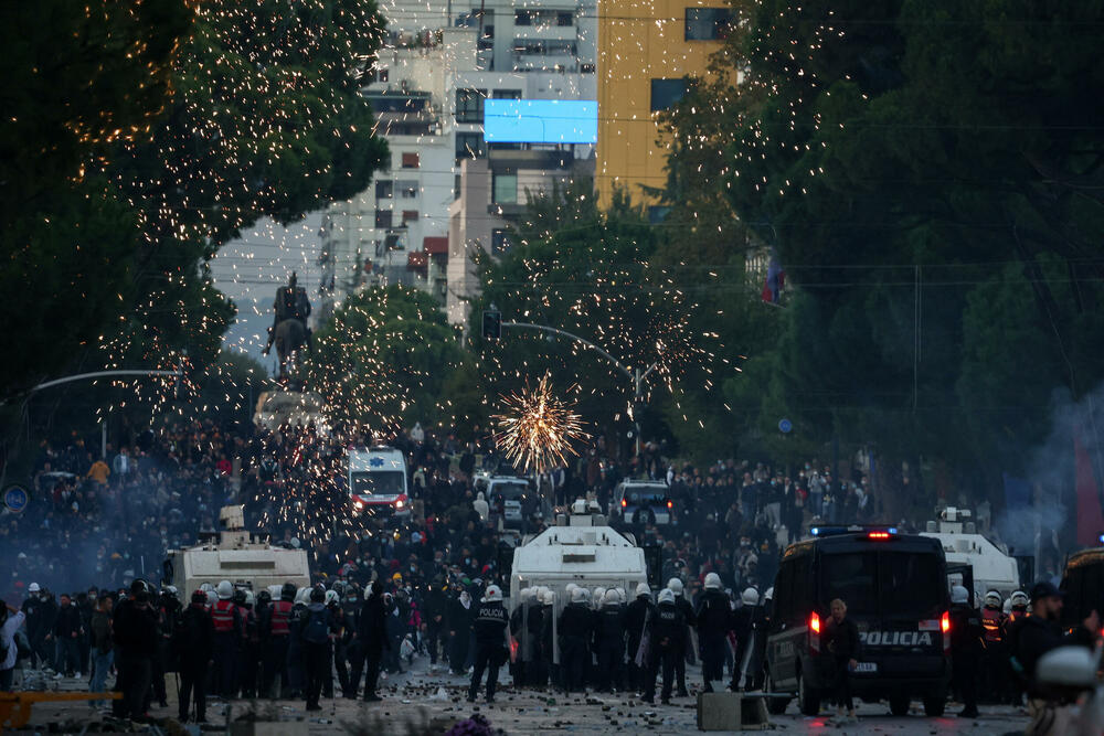 <p>Protest je postao nasilan kad je grupa maskiranih mladih ljudi počela da gađa kamenjem pripadnike policije za razbijanje demonstracija, koji su uzvratili šok-bombama, suzavcem i vodenim topovima</p>