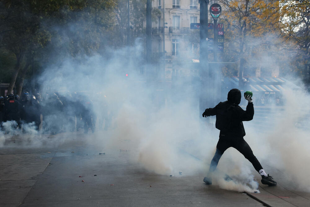 <p>U Limožu je zapaljena zgrada gradske uprave. U Marseju su demonstranti obučeni u crno upali u gradsku skupštinu i išarali je anarhističkim grafitima, dok su u Lionu zapalili zgradu gradske turističke organizacije</p>