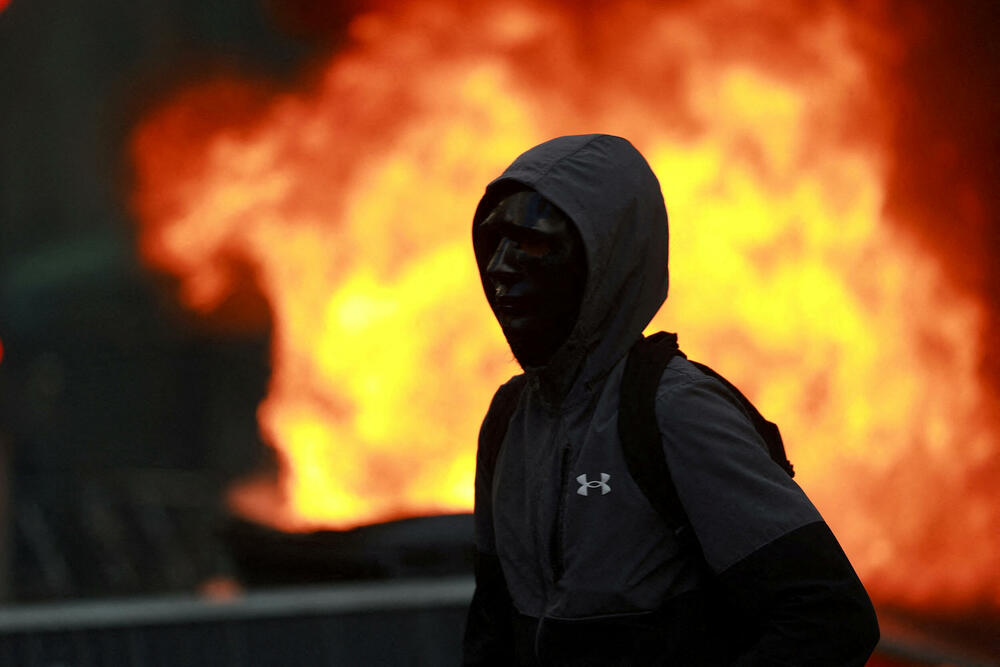 <p>U Limožu je zapaljena zgrada gradske uprave. U Marseju su demonstranti obučeni u crno upali u gradsku skupštinu i išarali je anarhističkim grafitima, dok su u Lionu zapalili zgradu gradske turističke organizacije</p>