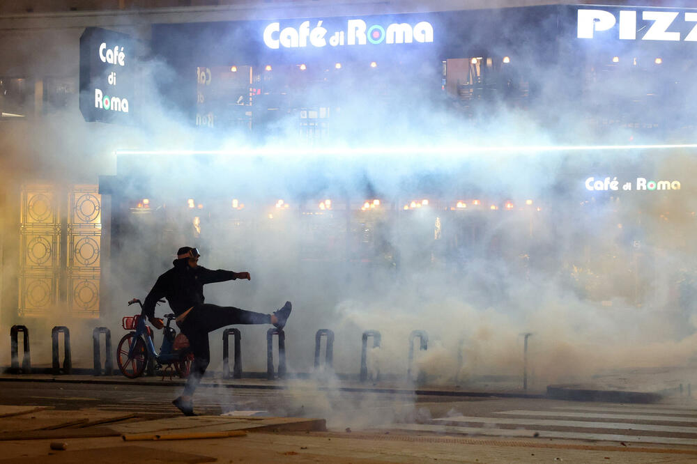 <p>U Limožu je zapaljena zgrada gradske uprave. U Marseju su demonstranti obučeni u crno upali u gradsku skupštinu i išarali je anarhističkim grafitima, dok su u Lionu zapalili zgradu gradske turističke organizacije</p>