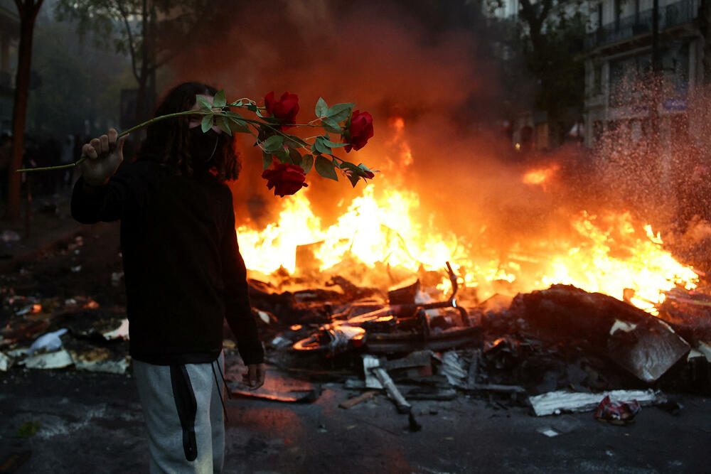 <p>U Limožu je zapaljena zgrada gradske uprave. U Marseju su demonstranti obučeni u crno upali u gradsku skupštinu i išarali je anarhističkim grafitima, dok su u Lionu zapalili zgradu gradske turističke organizacije</p>