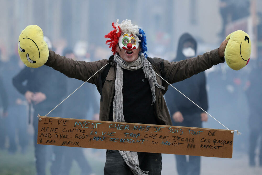 <p>U Limožu je zapaljena zgrada gradske uprave. U Marseju su demonstranti obučeni u crno upali u gradsku skupštinu i išarali je anarhističkim grafitima, dok su u Lionu zapalili zgradu gradske turističke organizacije</p>