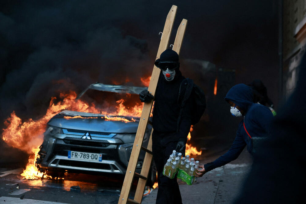 <p>U Limožu je zapaljena zgrada gradske uprave. U Marseju su demonstranti obučeni u crno upali u gradsku skupštinu i išarali je anarhističkim grafitima, dok su u Lionu zapalili zgradu gradske turističke organizacije</p>
