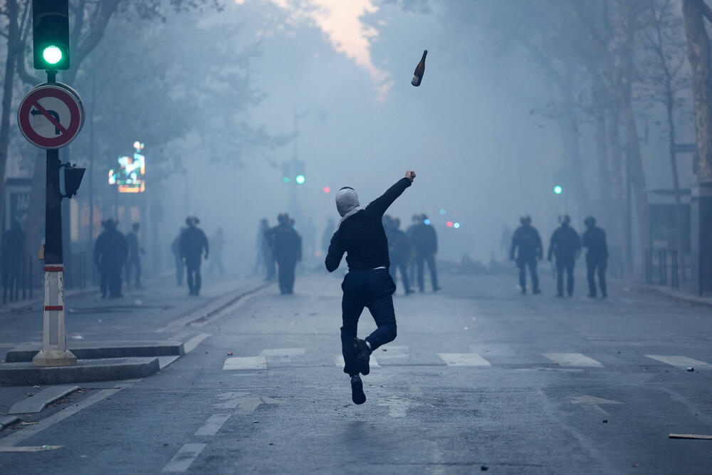 <p>U Limožu je zapaljena zgrada gradske uprave. U Marseju su demonstranti obučeni u crno upali u gradsku skupštinu i išarali je anarhističkim grafitima, dok su u Lionu zapalili zgradu gradske turističke organizacije</p>