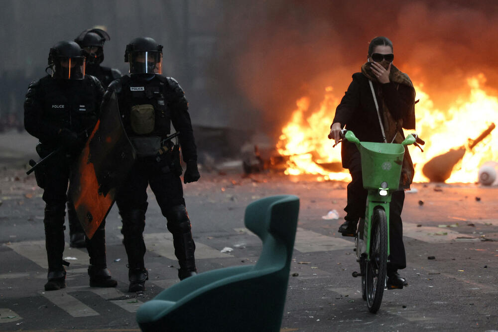 <p>U Limožu je zapaljena zgrada gradske uprave. U Marseju su demonstranti obučeni u crno upali u gradsku skupštinu i išarali je anarhističkim grafitima, dok su u Lionu zapalili zgradu gradske turističke organizacije</p>