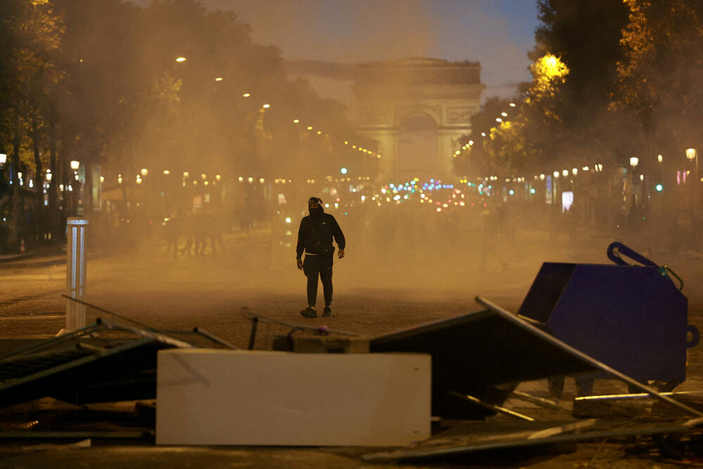 <p>U Limožu je zapaljena zgrada gradske uprave. U Marseju su demonstranti obučeni u crno upali u gradsku skupštinu i išarali je anarhističkim grafitima, dok su u Lionu zapalili zgradu gradske turističke organizacije</p>