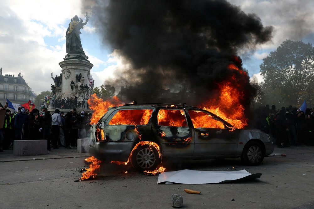 <p>U Limožu je zapaljena zgrada gradske uprave. U Marseju su demonstranti obučeni u crno upali u gradsku skupštinu i išarali je anarhističkim grafitima, dok su u Lionu zapalili zgradu gradske turističke organizacije</p>