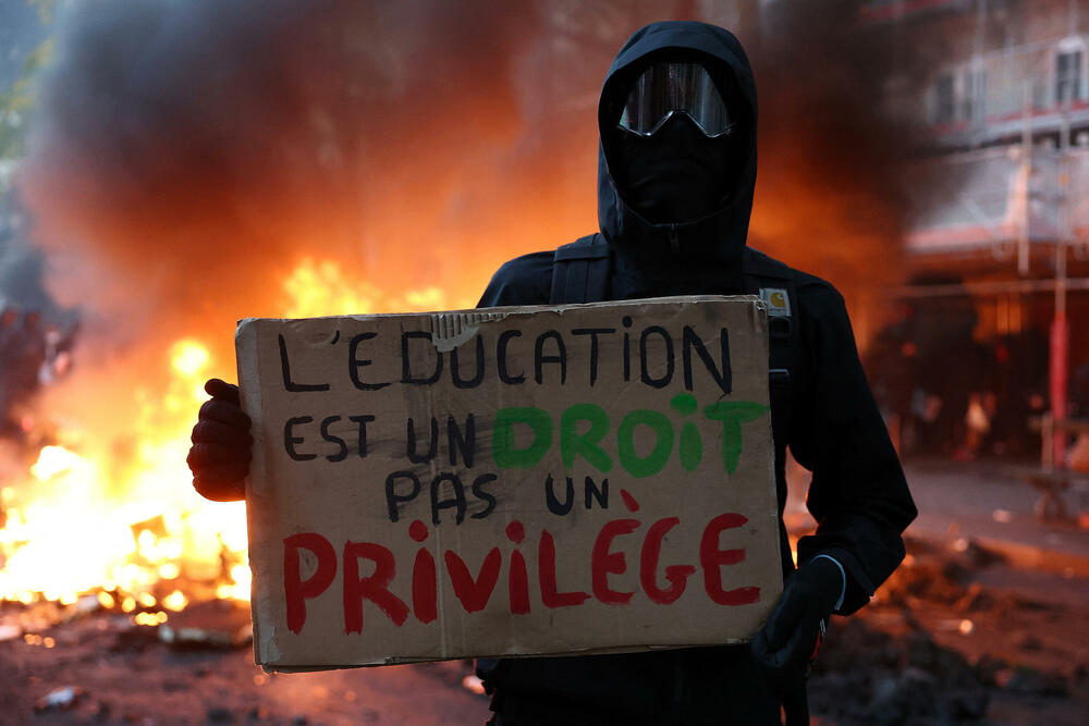<p>U Limožu je zapaljena zgrada gradske uprave. U Marseju su demonstranti obučeni u crno upali u gradsku skupštinu i išarali je anarhističkim grafitima, dok su u Lionu zapalili zgradu gradske turističke organizacije</p>