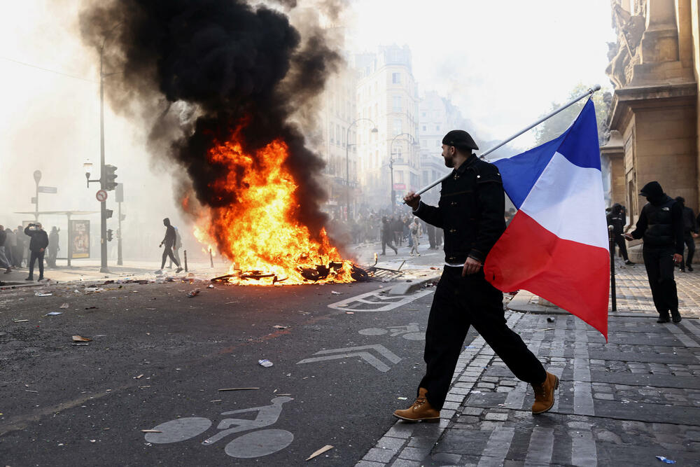 <p>U Limožu je zapaljena zgrada gradske uprave. U Marseju su demonstranti obučeni u crno upali u gradsku skupštinu i išarali je anarhističkim grafitima, dok su u Lionu zapalili zgradu gradske turističke organizacije</p>