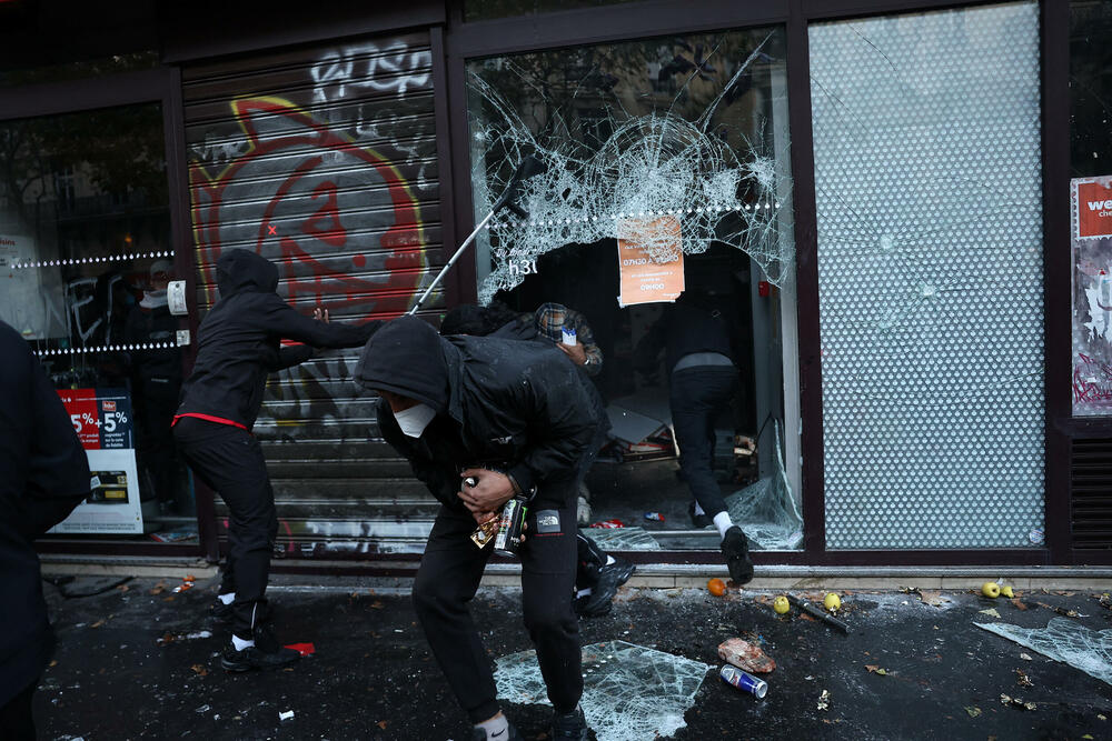<p>U Limožu je zapaljena zgrada gradske uprave. U Marseju su demonstranti obučeni u crno upali u gradsku skupštinu i išarali je anarhističkim grafitima, dok su u Lionu zapalili zgradu gradske turističke organizacije</p>