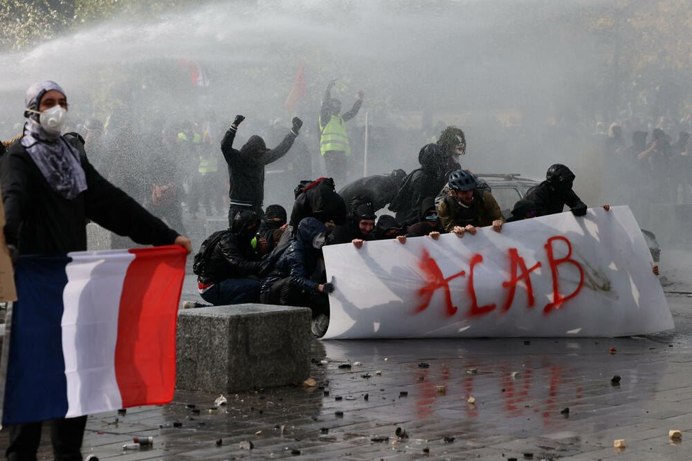 <p>U Limožu je zapaljena zgrada gradske uprave. U Marseju su demonstranti obučeni u crno upali u gradsku skupštinu i išarali je anarhističkim grafitima, dok su u Lionu zapalili zgradu gradske turističke organizacije</p>