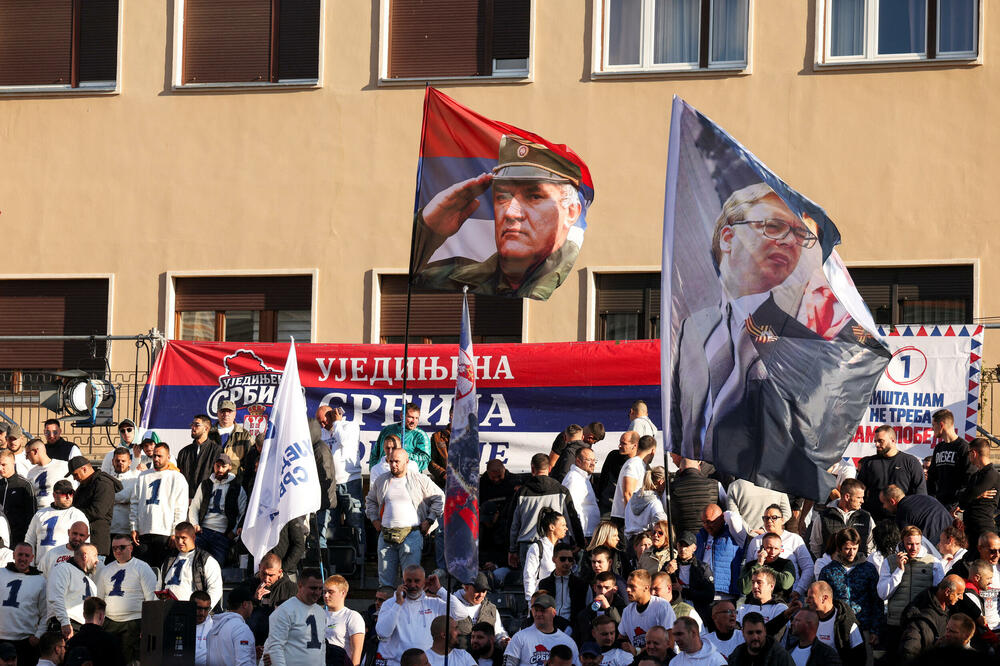 Sa skupa liste koju predvodi Vučić u Novom Sadu, Foto: Reuters