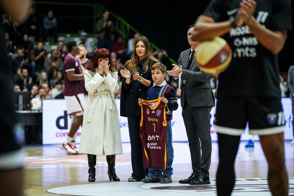 <p>Supruzi i sinu preminulog sportskog novinara uručen dres koji će biti na svakoj utakmici Bosne u narednom periodu</p>