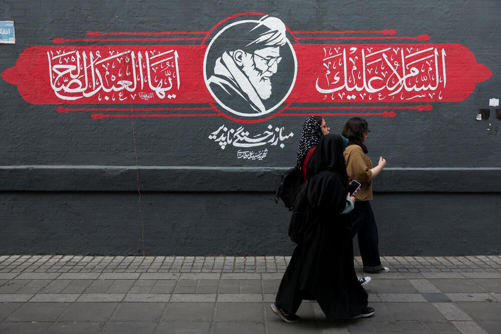 Mural sa likom pokojnog iranskog vrhovnog vođe ajatolaha Alija Hamneija u Teheranu, Foto: REUTERS