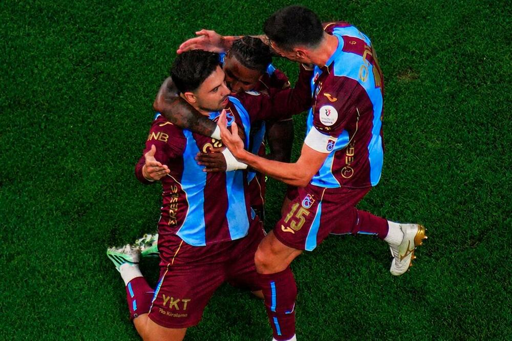 Slavlje Savića i saigrača protiv Bešiktaša, Foto: Trabzonspor/X