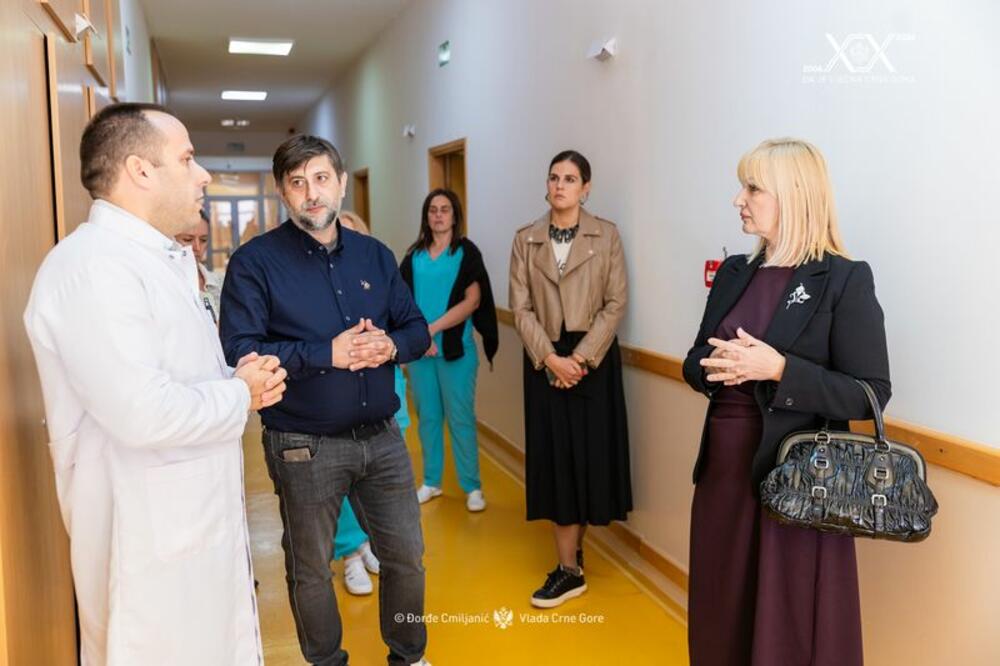 <p>Kako je saopšteno iz Vlade Crne Gore, potpredsjednica za zdravstvo i socijalno staranje Jelena Borovinić Bojović je sa rukovodstvom, zaposlenima i korisnicima Doma starih  &bdquo;Grabovac&ldquo; u Risnu razgovarala o uslovima boravka, kvalitetu njege i izazovima sa kojima se dom suočava</p>