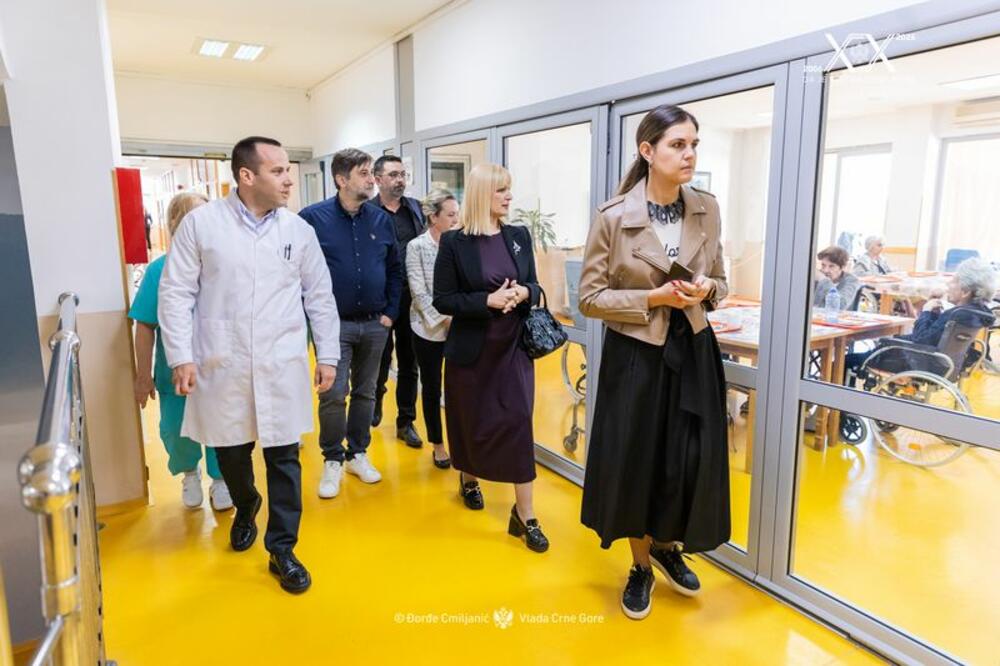 <p>Kako je saopšteno iz Vlade Crne Gore, potpredsjednica za zdravstvo i socijalno staranje Jelena Borovinić Bojović je sa rukovodstvom, zaposlenima i korisnicima Doma starih  &bdquo;Grabovac&ldquo; u Risnu razgovarala o uslovima boravka, kvalitetu njege i izazovima sa kojima se dom suočava</p>