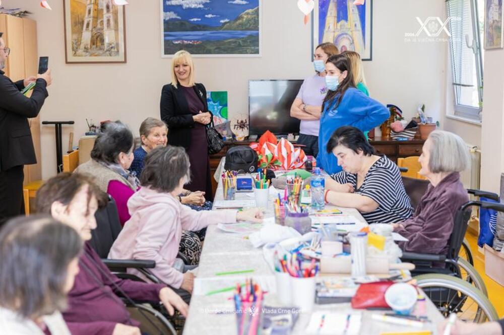 <p>Kako je saopšteno iz Vlade Crne Gore, potpredsjednica za zdravstvo i socijalno staranje Jelena Borovinić Bojović je sa rukovodstvom, zaposlenima i korisnicima Doma starih  &bdquo;Grabovac&ldquo; u Risnu razgovarala o uslovima boravka, kvalitetu njege i izazovima sa kojima se dom suočava</p>