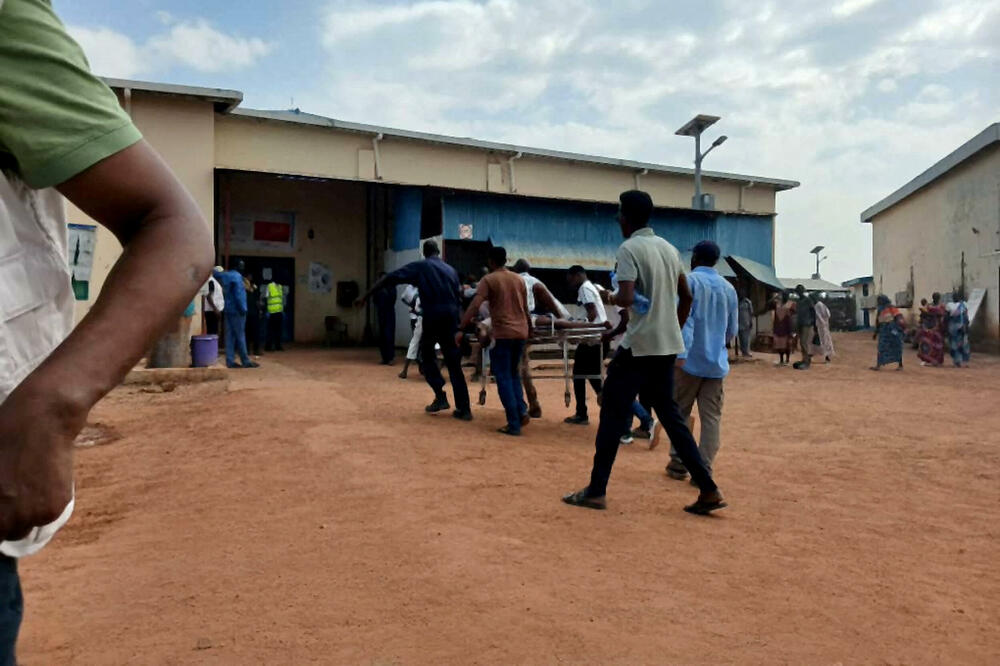 Osobu povrijeđenu u napadu dronom na pijacu u spornoj oblasti Abjej, na granici između Južnog Sudana i Sudana, prenose u bolnicu Amet Bek, 19. oktobra 2026. godine, Foto: Reuters