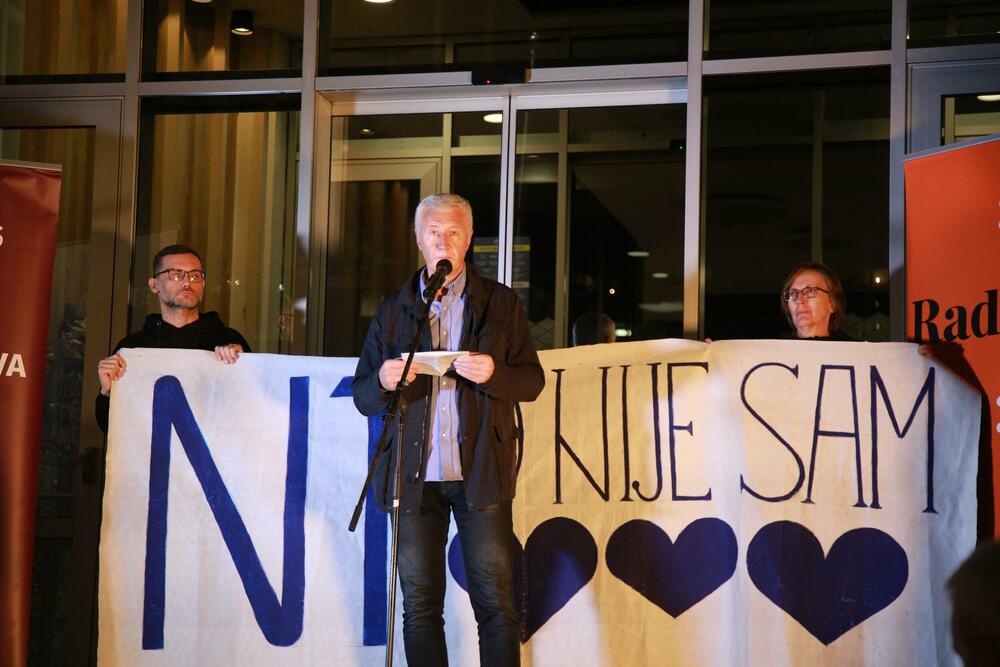 <p>Zamjenik glavnog urednika Nova.rs Ratko Femić rekao je u govoru da neće prestati da objavljuje istinu</p>