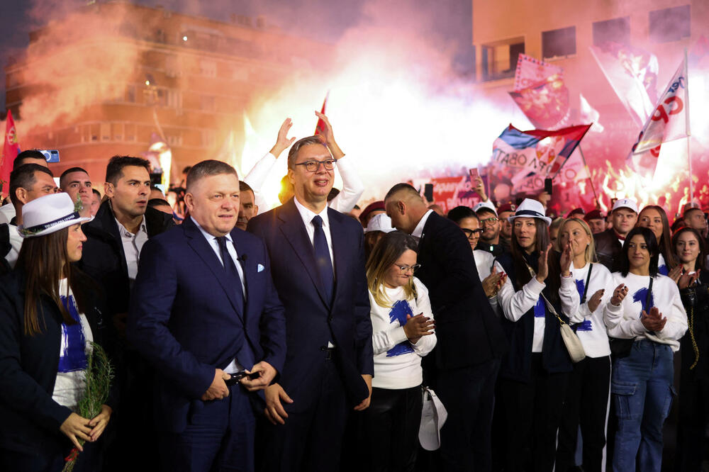 Premijer Slovačke Robert Fico i doskorašnji predsjednik Srbije Aleksandar Vučić na mitingu Srpske napredne stranke (SNS) u Novom Sadu. Vučić je kandidat SNS-a za premijera Srbije, Foto: Reuters