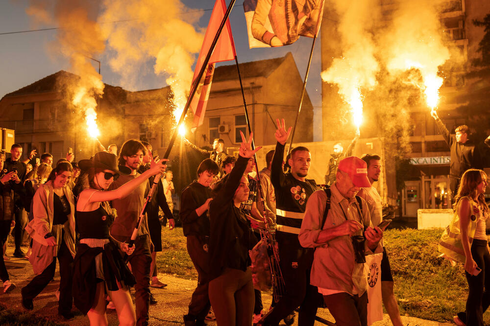 Mještani Lajkovca bakljama dočekali studente iz Gornjeg Milanovca na putu za Beograd, Foto: REUTERS