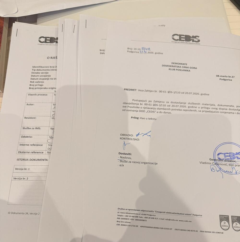 <p>"A gdje je jasna zabrana da stan dobije onaj ko već ima jedan, dva ili tri stana stečena na drugi način? Zamislite taj apsurd. Radnik koji nema krov nad glavom čeka da riješi stambeno pitanje, a pravilnik otvara ozbiljno pitanje da li su povlastice mogli koristiti i oni koji su već imali riješeno stambeno pitanje! Ljudi, ovo je sramota", naveo je generalni sekretar Boris Bogdanović</p>