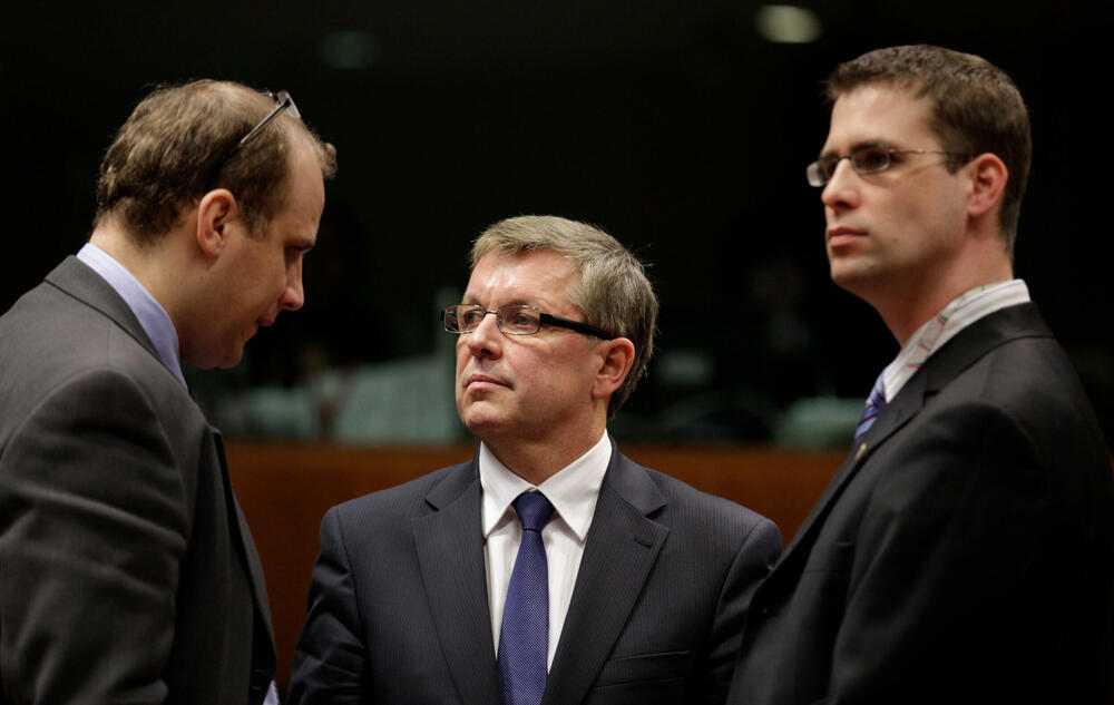 Matolči sa članovima svoje delegacije tokom sastanka ministara finansija EU u Briselu 2012. godine