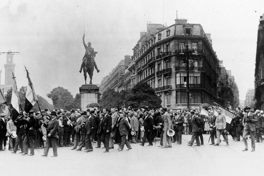 Francuski ratni veterani marširaju pored Vašingtonovog spomenika na trgu Ijena u Parizu, protestujući zbog američkih uslova otplate duga, 19. jula 1926., Foto: Beta/AP