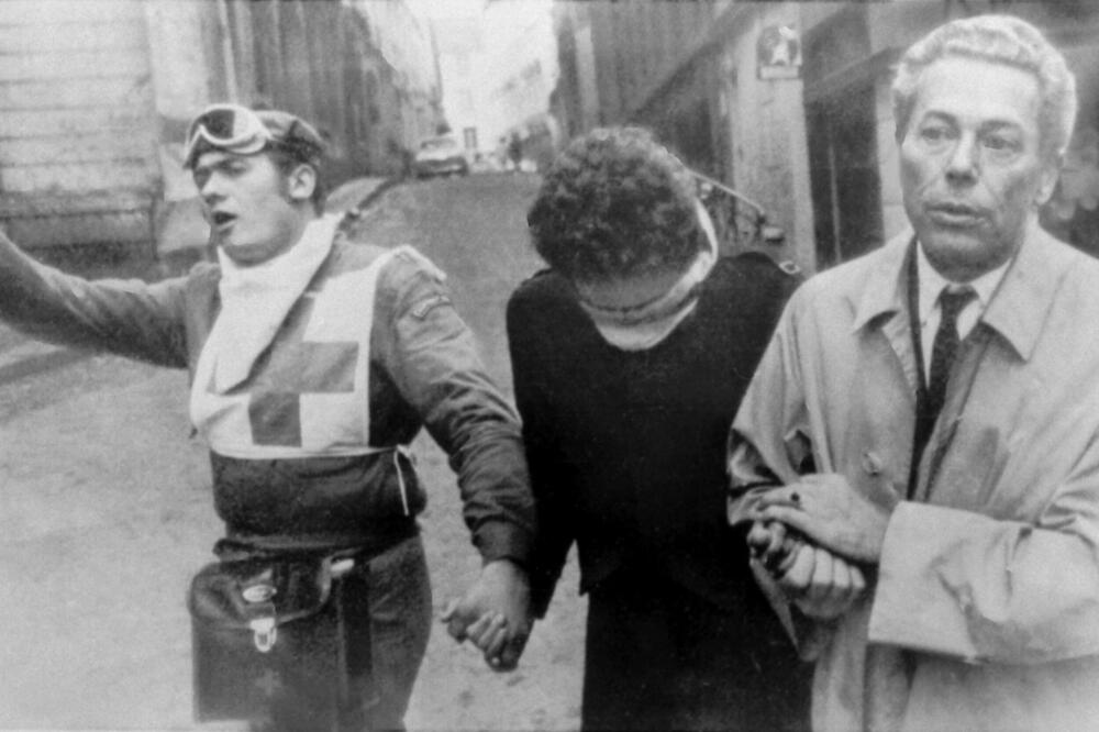 Nobelovac Žak Mono tješi studentkinju povrijeđenu tokom sukoba s policijom u Latinskoj četvrti Pariza, 11. maja 1968.